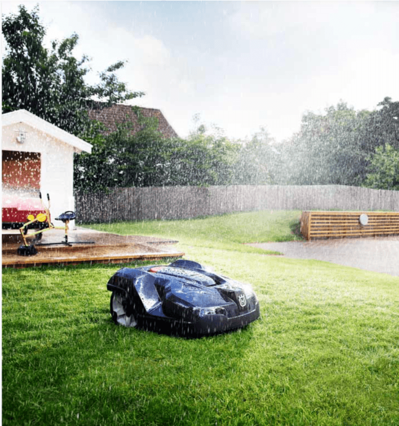 En robotgräsklippa som klipper en gräsmatta.